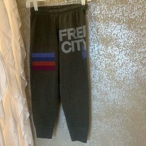Free city crop sweat like new, barely worn, dark army green color